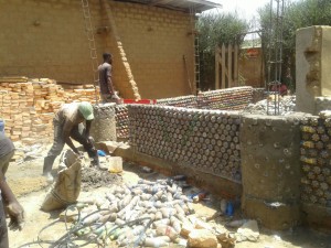 refugees-building-with-plastic-bottles